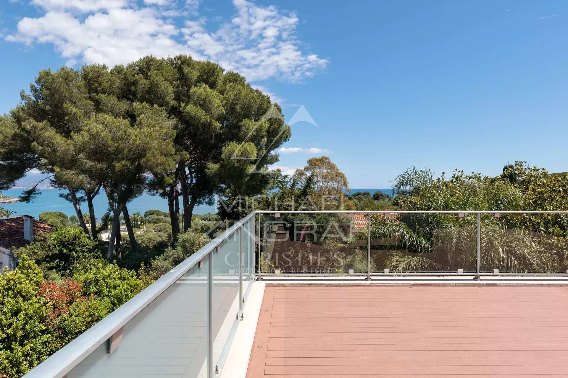 Exklusive Führungskraft-Position in Cap d’Antibes, nahe dem Strand Keller, mit Meer- und Bergblick.