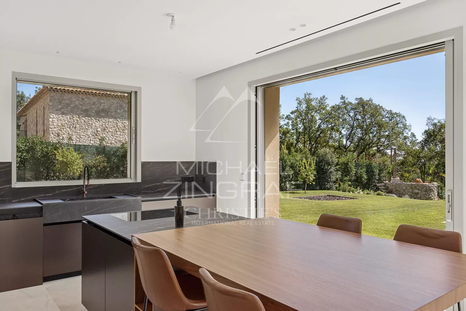 Proche Saint-Paul-de-Vence - Superbe propriété neuve provençale moderne