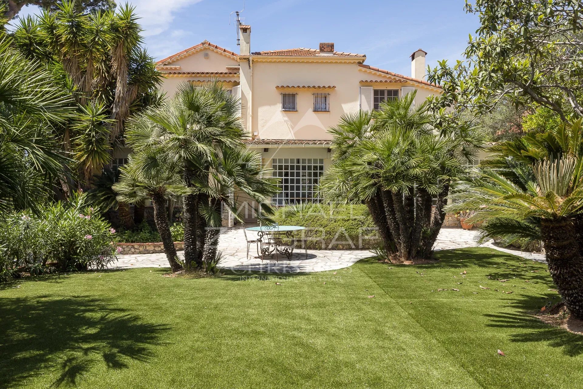 Cap d’Antibes – Élégante villa au calme absolu, à quelques pas des plages de la Garoupe