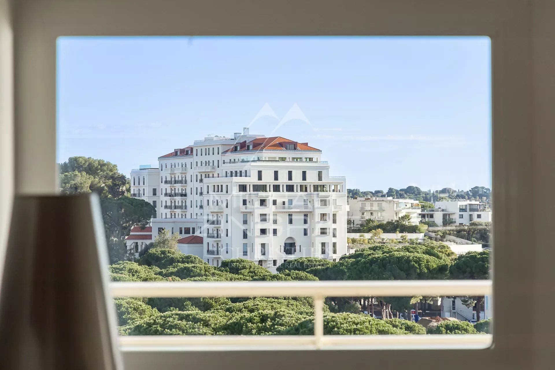 Exceptionnel – Dernier étage avec toit-terrasse, hypercentre Juan-les-Pins