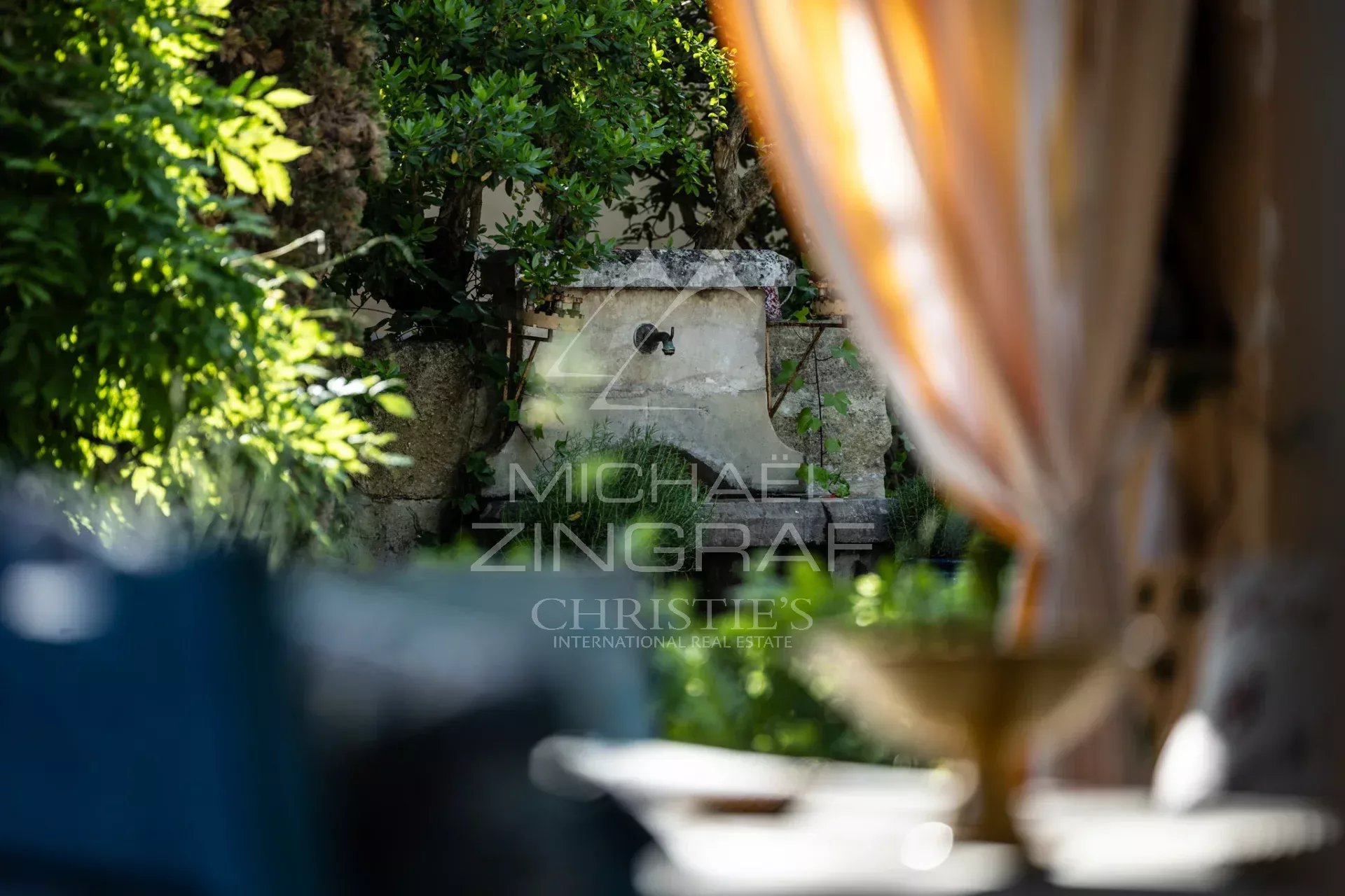 Exclusive : An exceptional 18th-century country house on the outskirts of L’Isle-sur-la-Sorgue, set on 6.3 hectares of grounds and featuring a prestigious reception hall