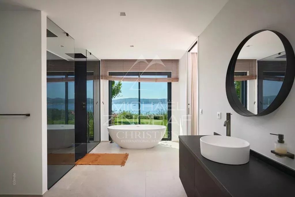 Exceptional villa with breathtaking views of the Bay of Saint-Tropez
