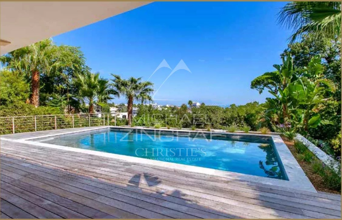 SPLENDID RENOVATED CONTEMPORARY VILLA OF 320 SQM LOCATED IN A PRIVATE ESTATE