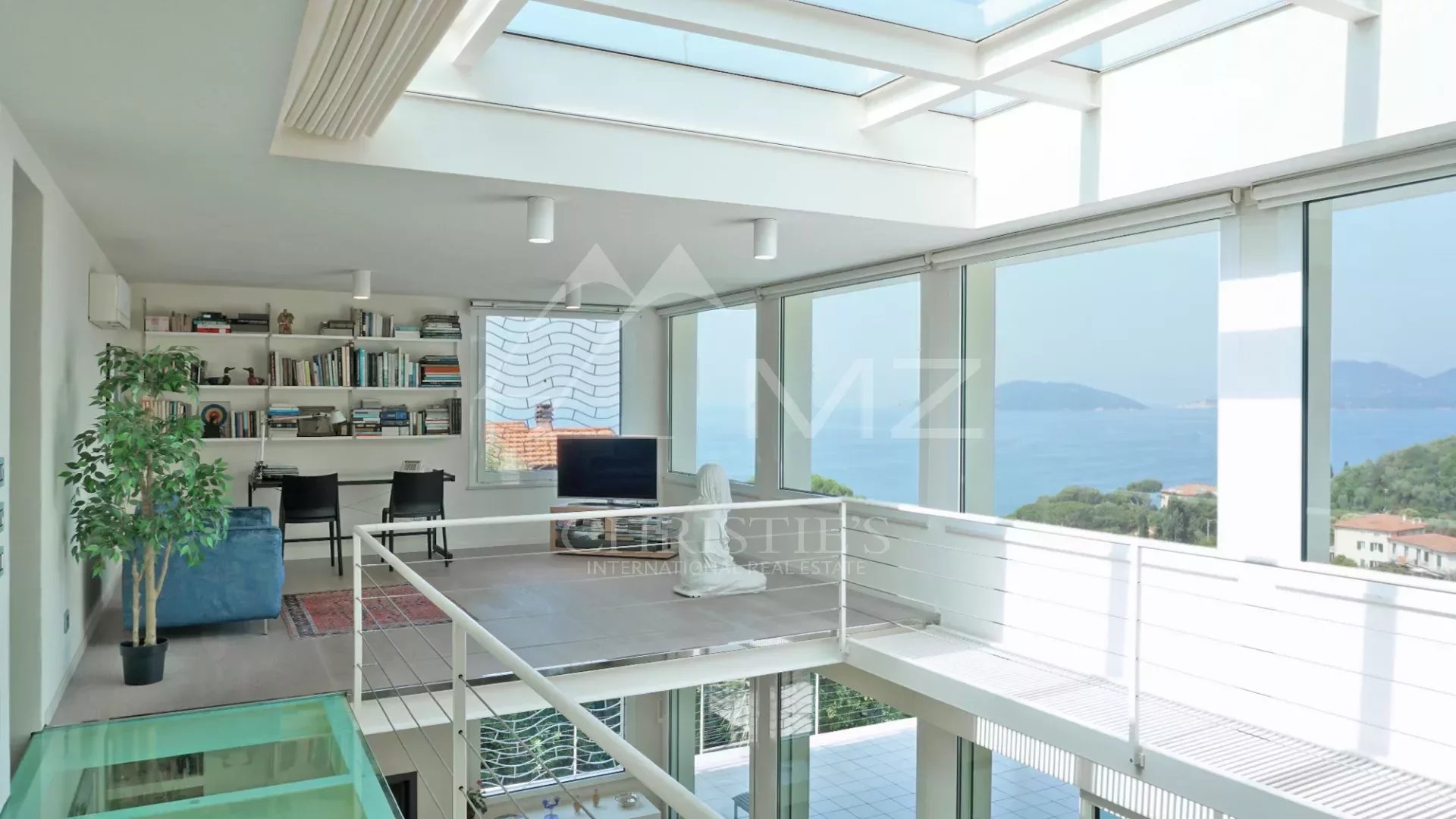 Élégante villa moderne avec de grandes fenêtres et vue sur la mer sur le golfe des Poètes à Fiascherino, Lerici