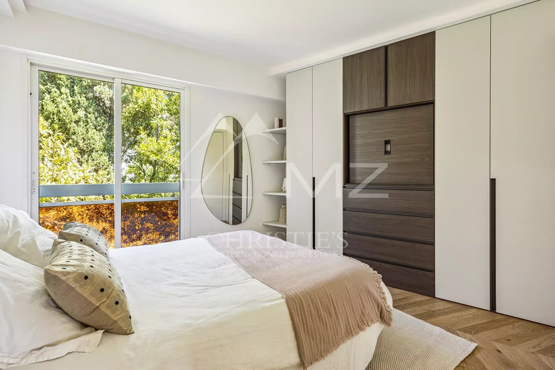 Magnificent 4-bedroom contemporary top floor apartment