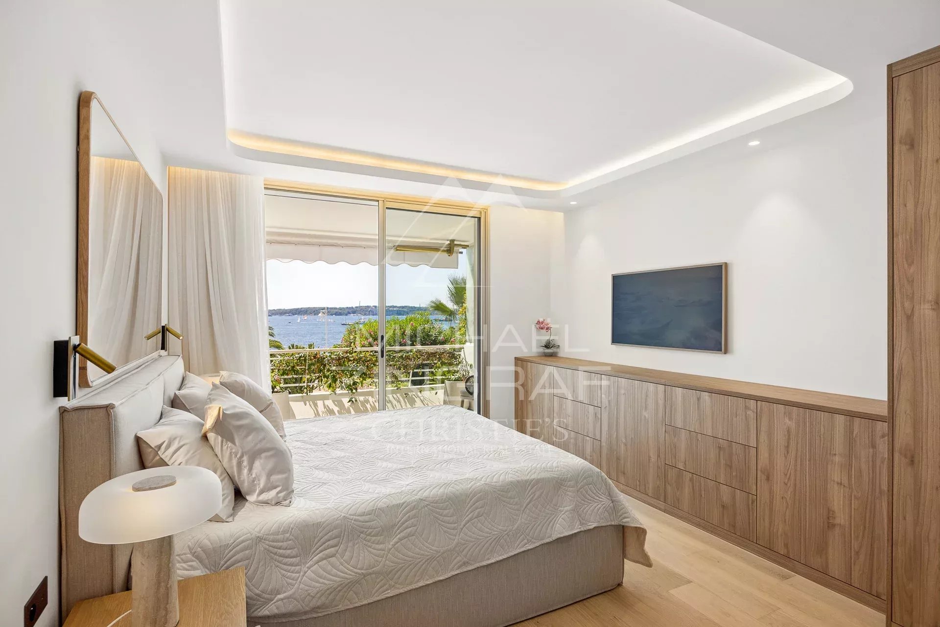 Palm Beach – Exceptional 3-Bedroom Apartment – Panoramic Sea View