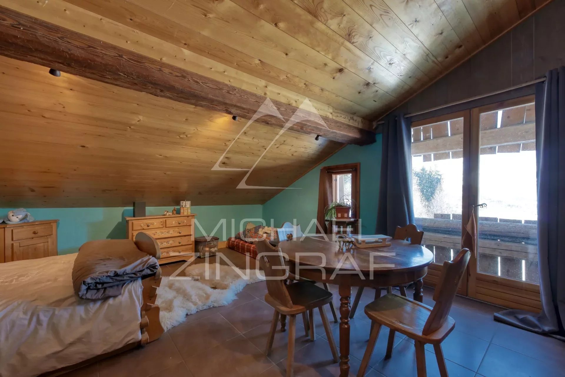 Quiet ski in & out farmhouse - View & authenticity