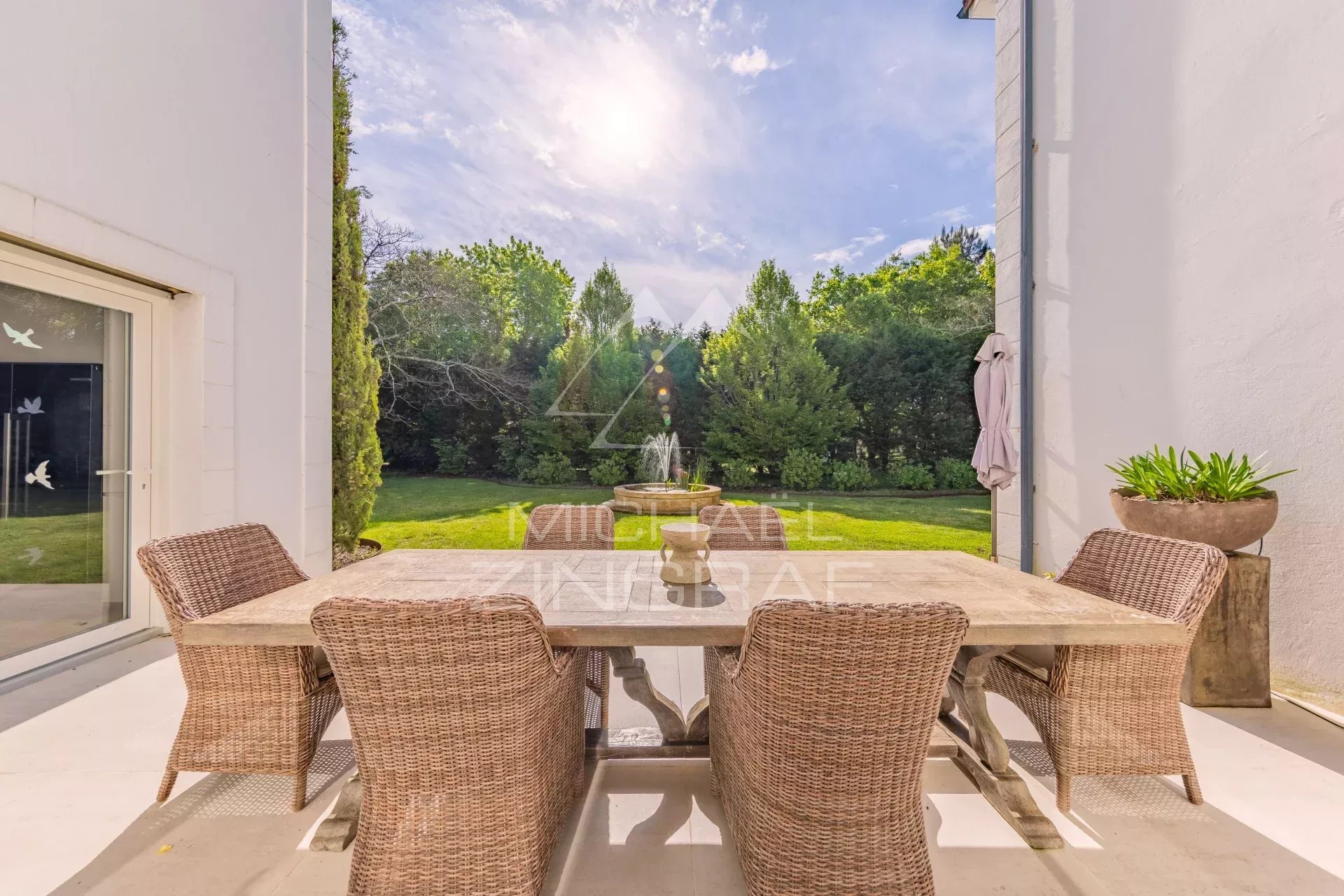 n Mimizan, on the edge of the forest, a unique property