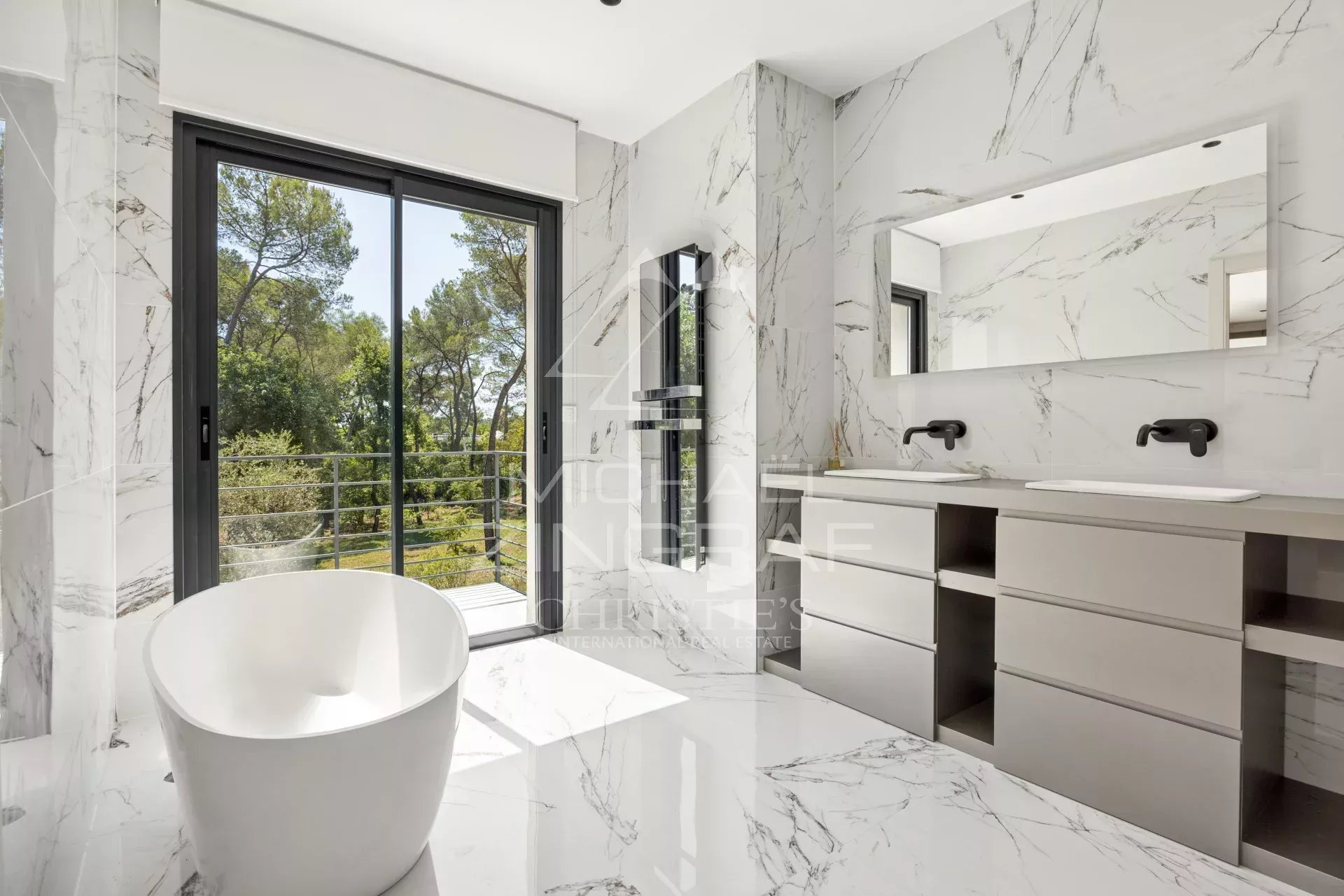 Mougins – Renovated family villa in a secluded estate