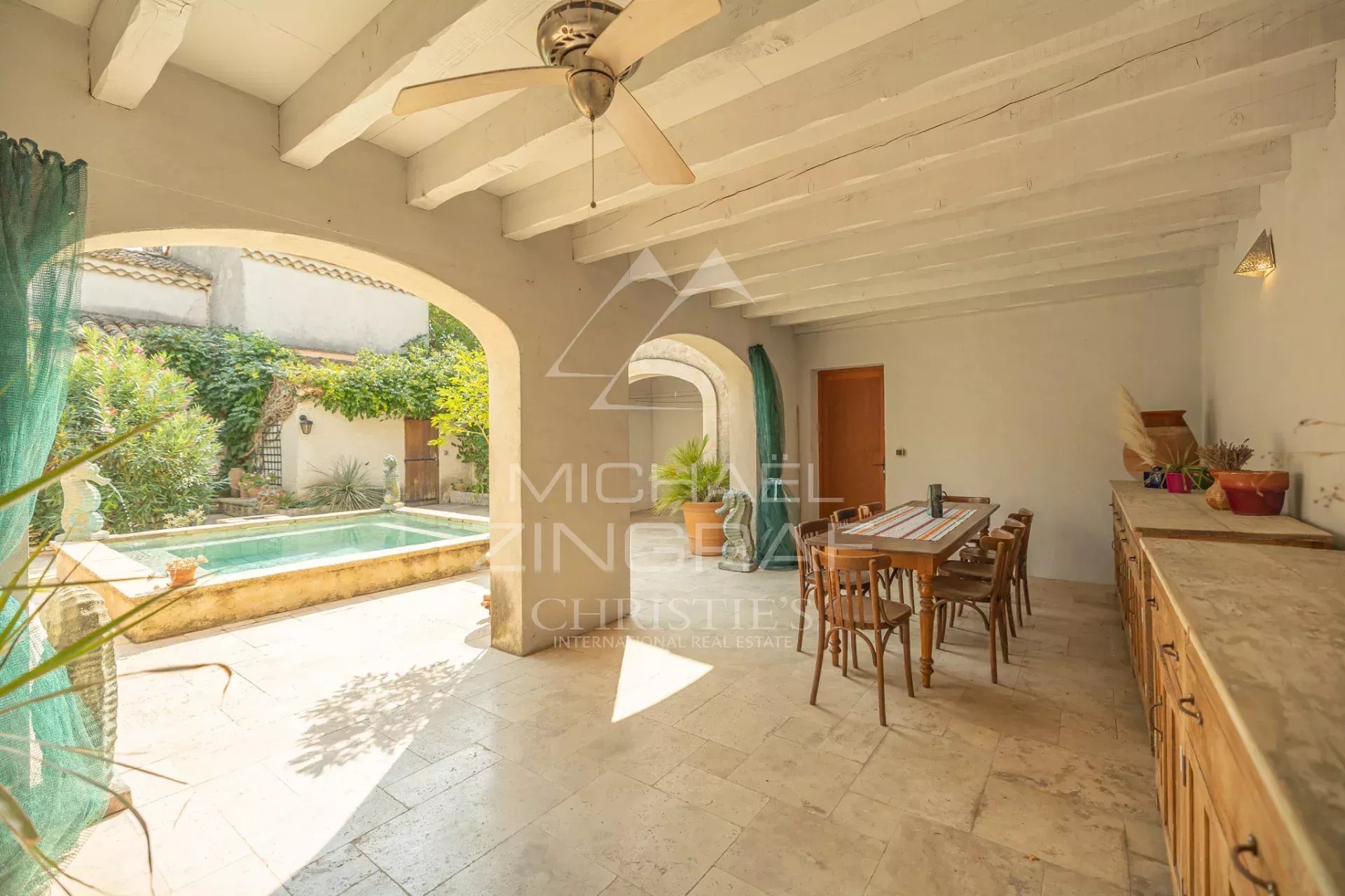 Mas provençal, entre Alpilles et Arles