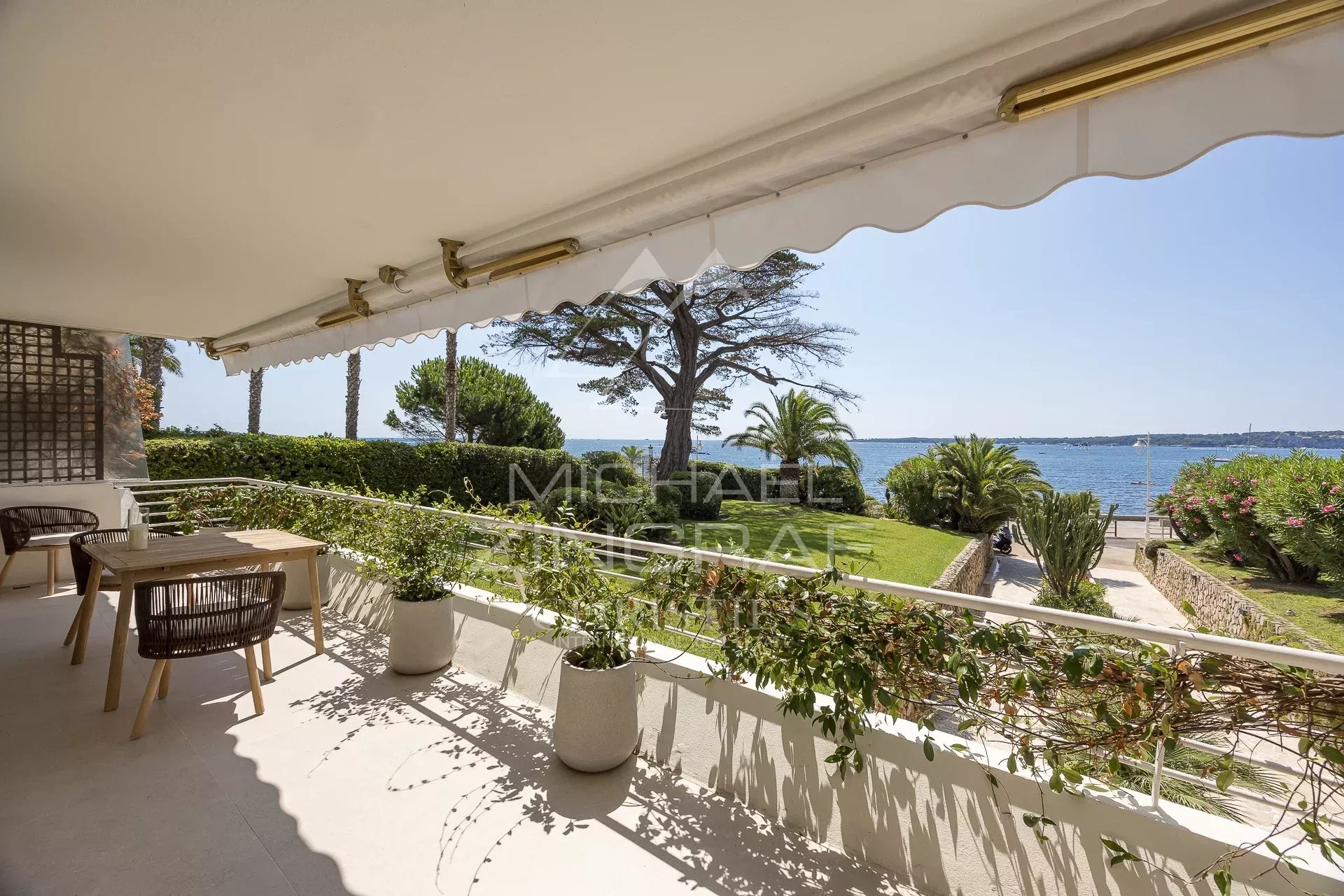 Palm Beach – Exceptional 3-Bedroom Apartment – Panoramic Sea View