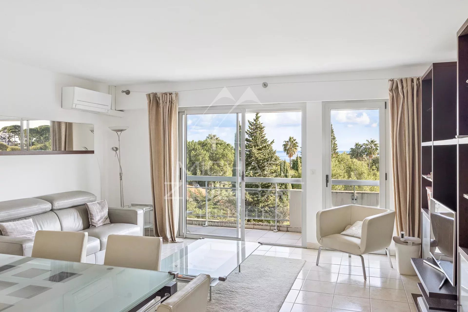 Elegant 3-Room Apartment on a High Floor in the Heart of Cap d’Antibes