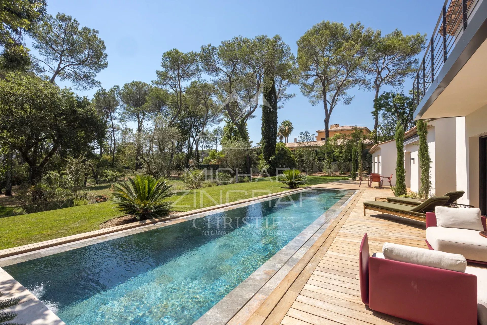 Mougins – Renovated family villa in a secluded estate