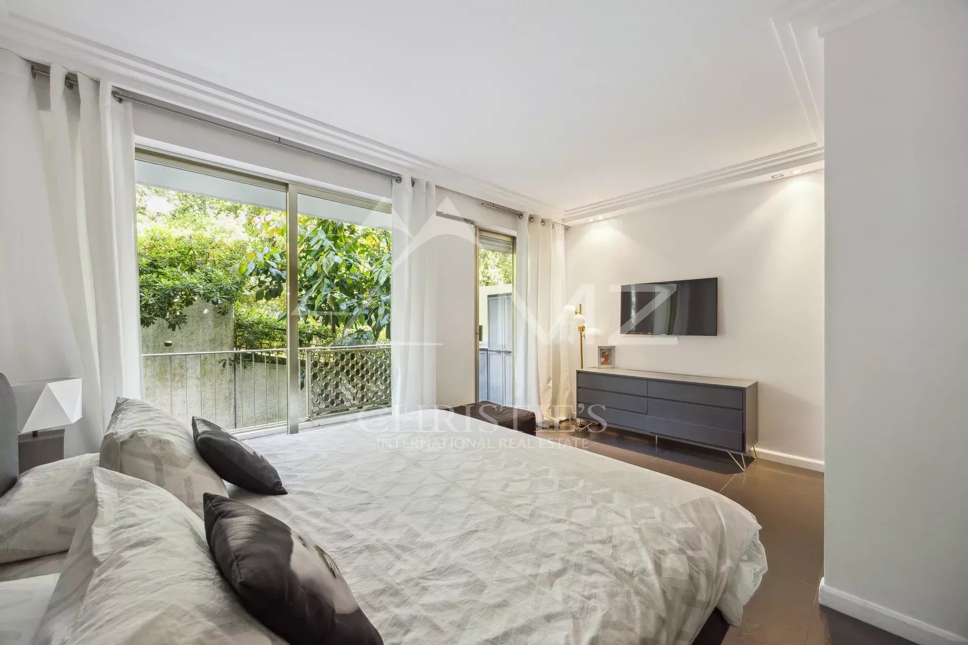 Superb contemporary 3-room apartment in perfect condition