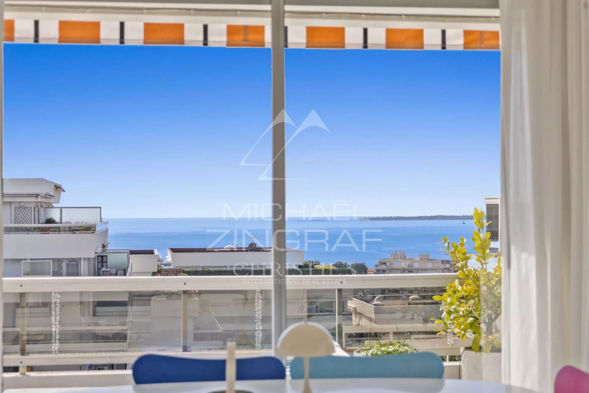 JUAN-LES-PINS – Rostagne : Villa sur le toit avec vue mer panoramique