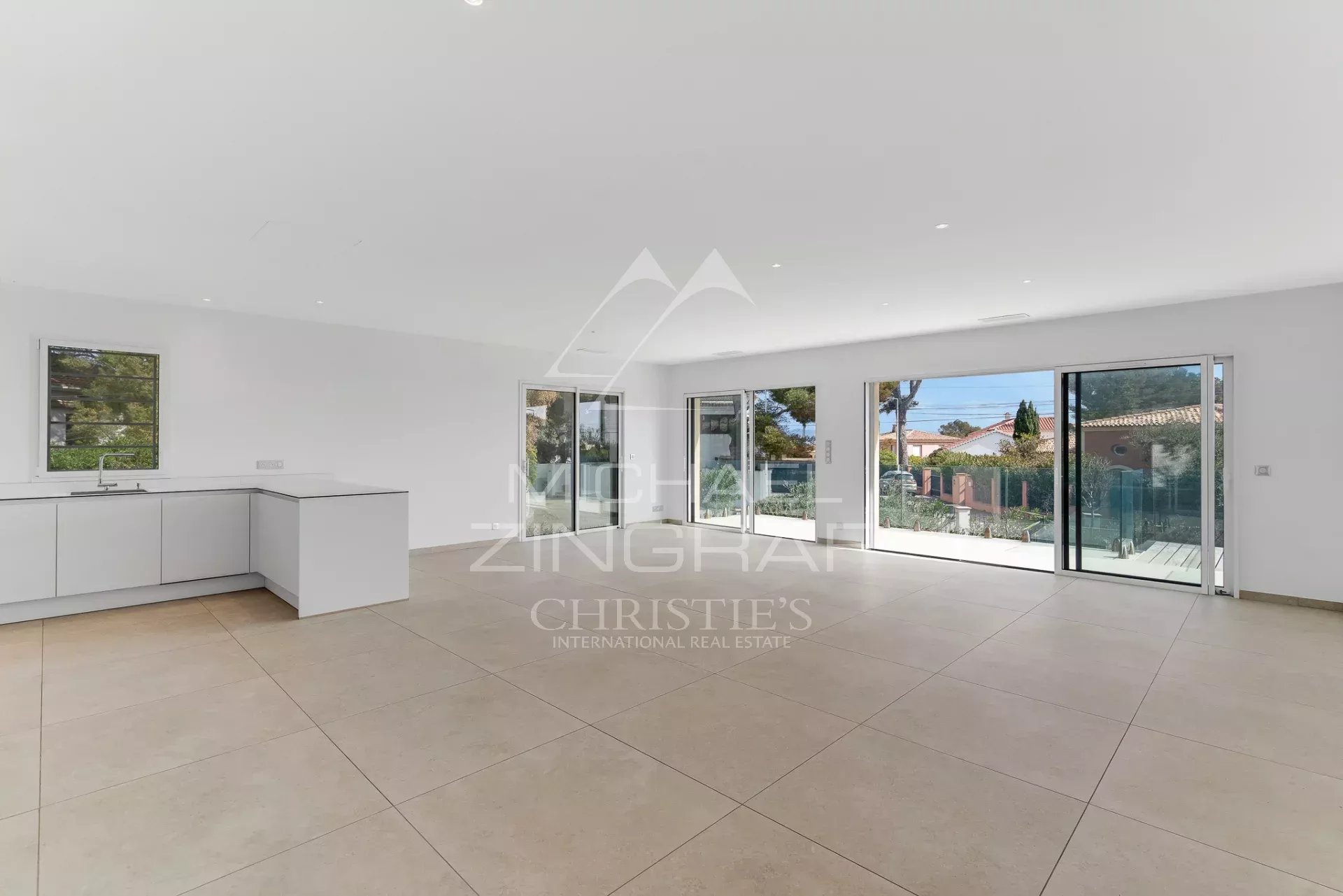 New Elegant house with sea view close to the port