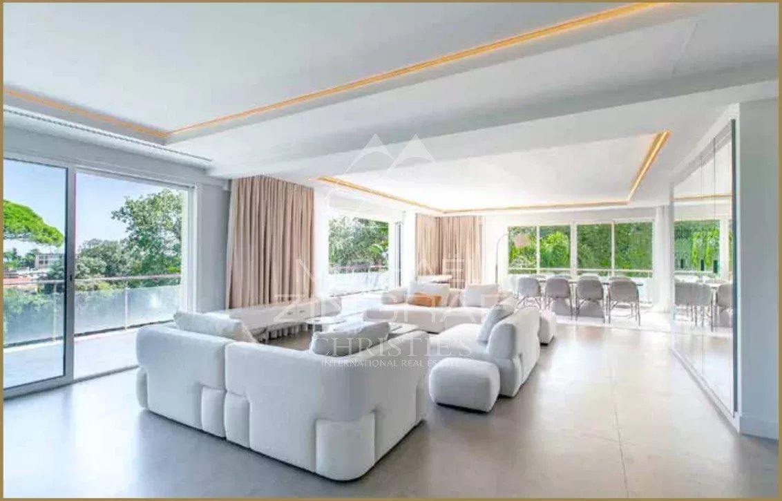 SPLENDID RENOVATED CONTEMPORARY VILLA OF 320 SQM LOCATED IN A PRIVATE ESTATE