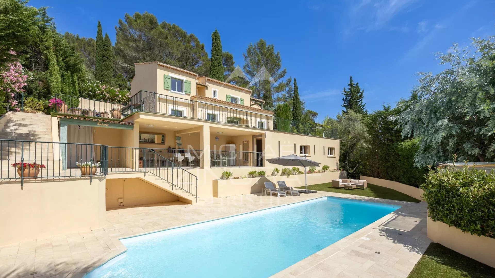 Zeitgenössische Villa mit unverbaubarem Panoramablick