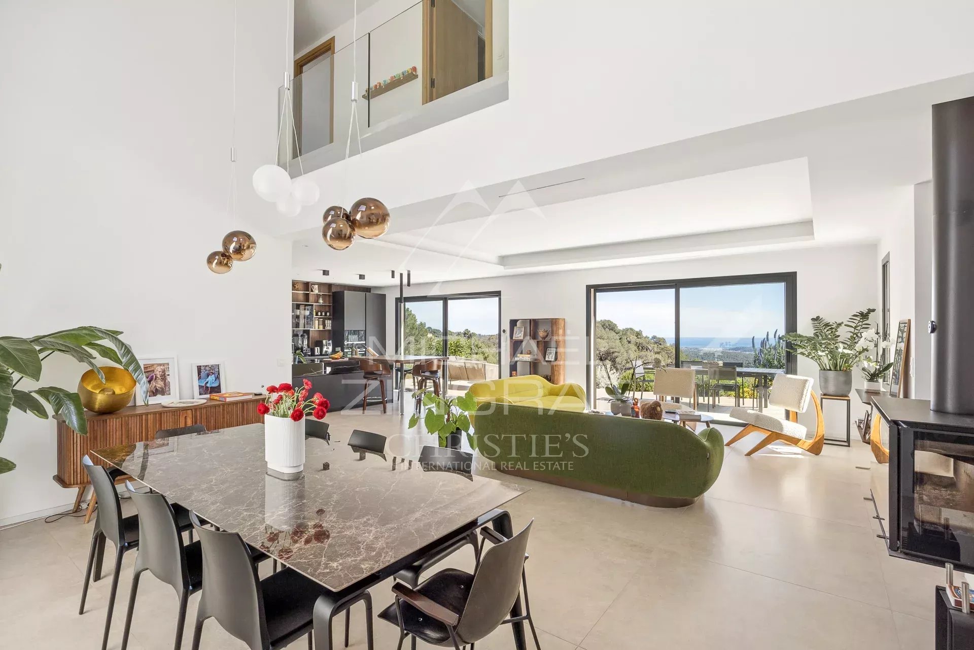 Tourrettes-sur-Loup : Propriété provençale moderne ave vue panoramique sur la mer et les collines