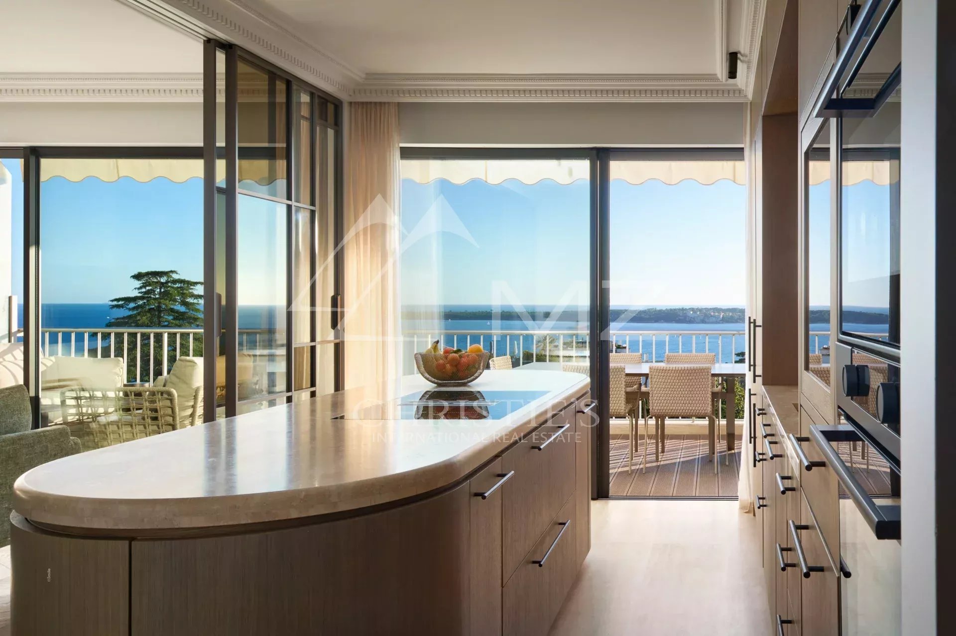 EXCLUSIVITE: Superbe appartement contemporain à la vue mer époustouflante