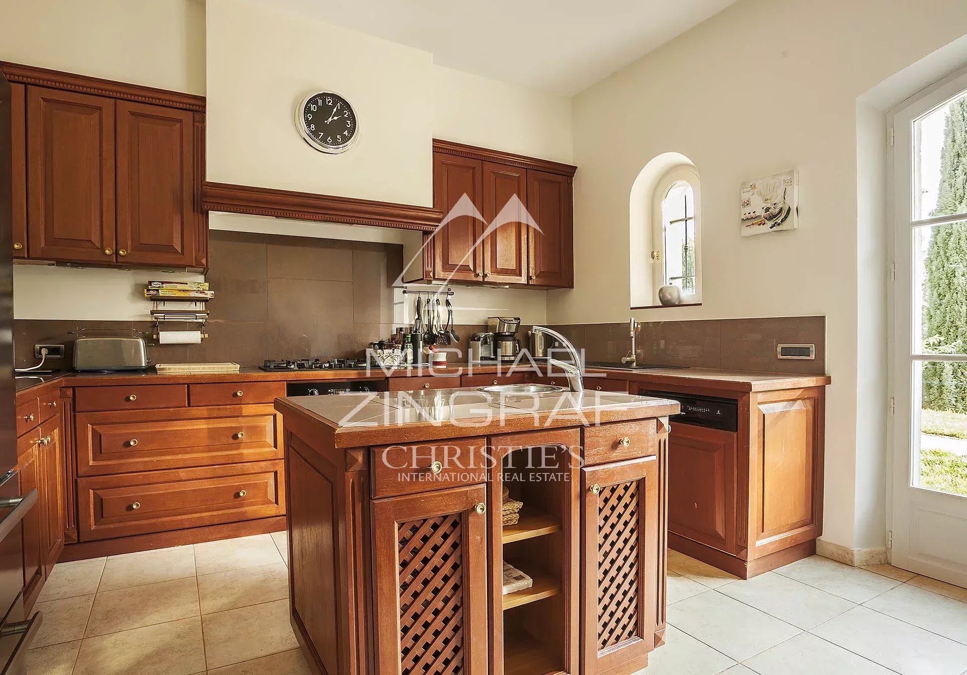 Edles Anwesen in einem grünen Paradies