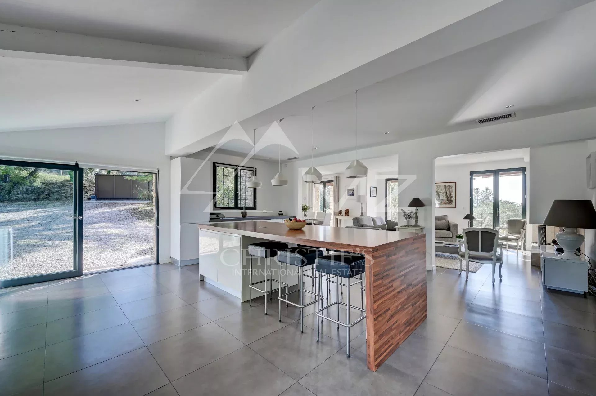 Gordes – Elegantes Steinhaus mit Pool und Panoramablick