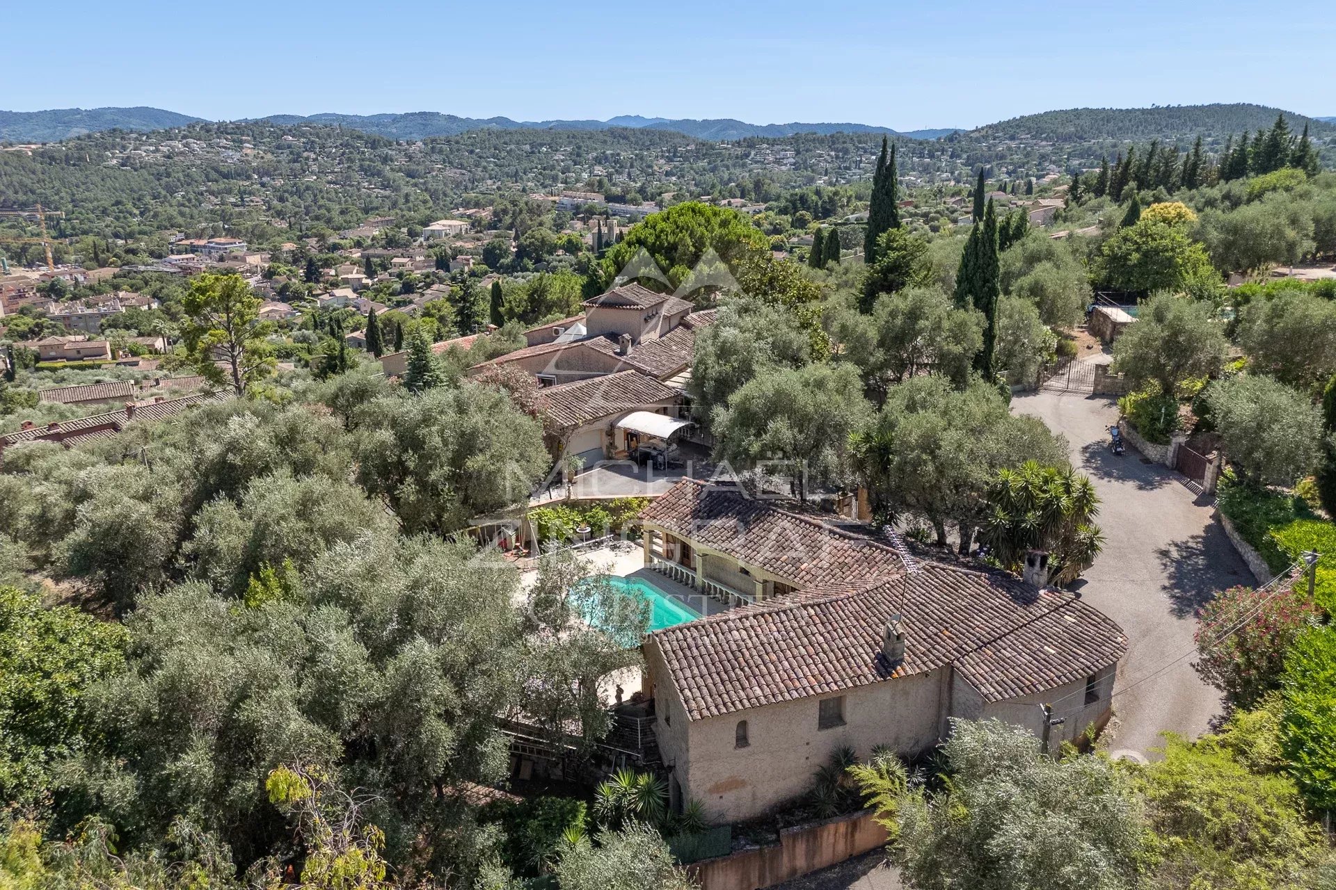 Property of two houses with dominant views and olive grove