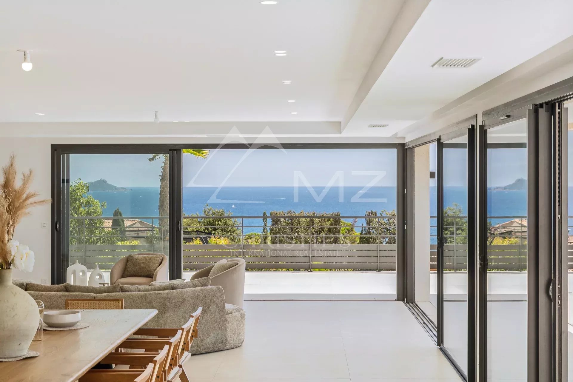 Villa contemporaine d’exception avec vue panoramique sur la mer et le Massif de l’Estérel Un bien rare où l’élégance rencontre la nature.