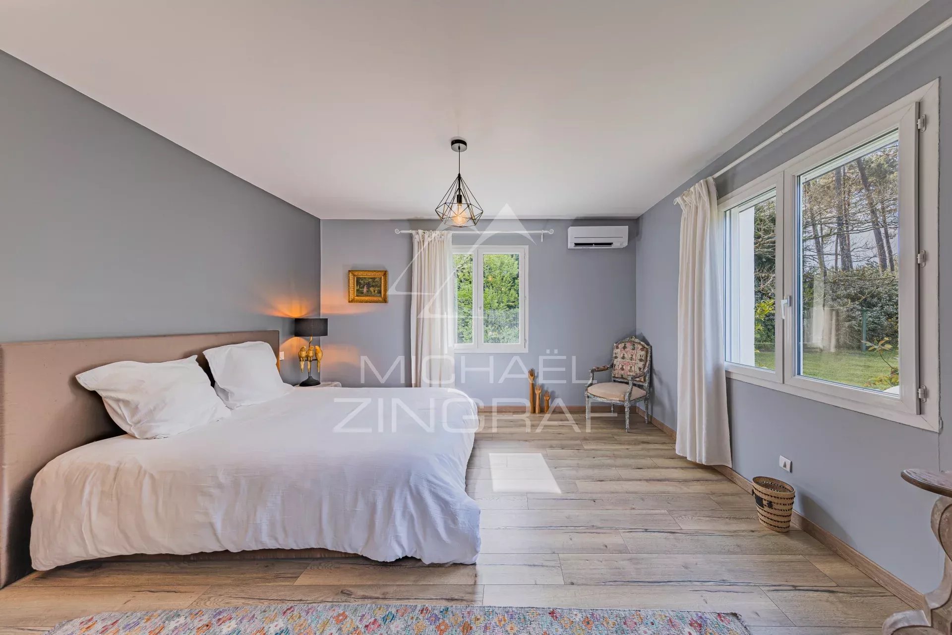 n Mimizan, on the edge of the forest, a unique property