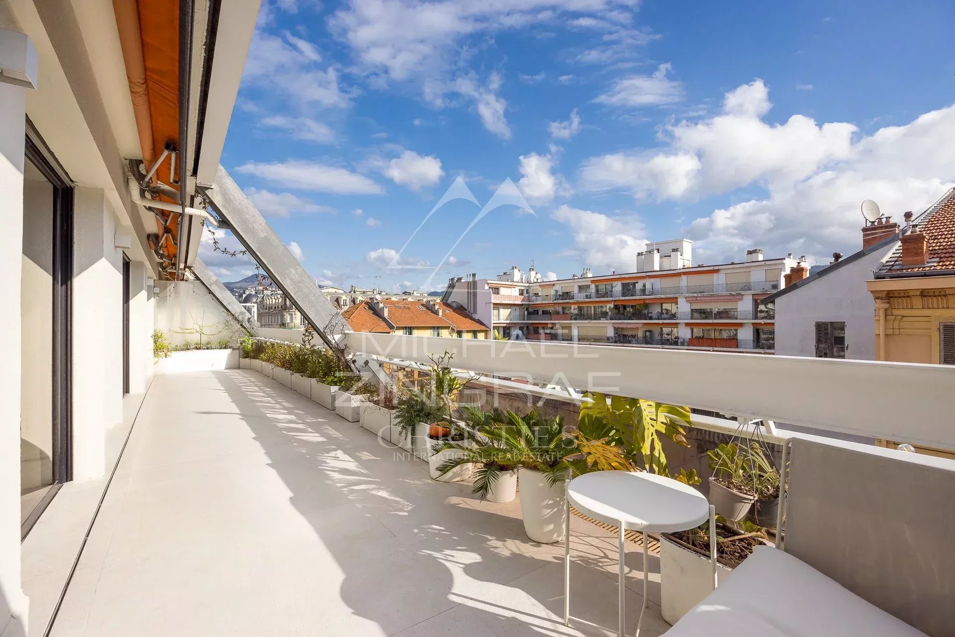 EXCEPTIONNEL APPARTEMENT AVEC TERRASSE AU COEUR DU CARRÉ D'OR DE NICE