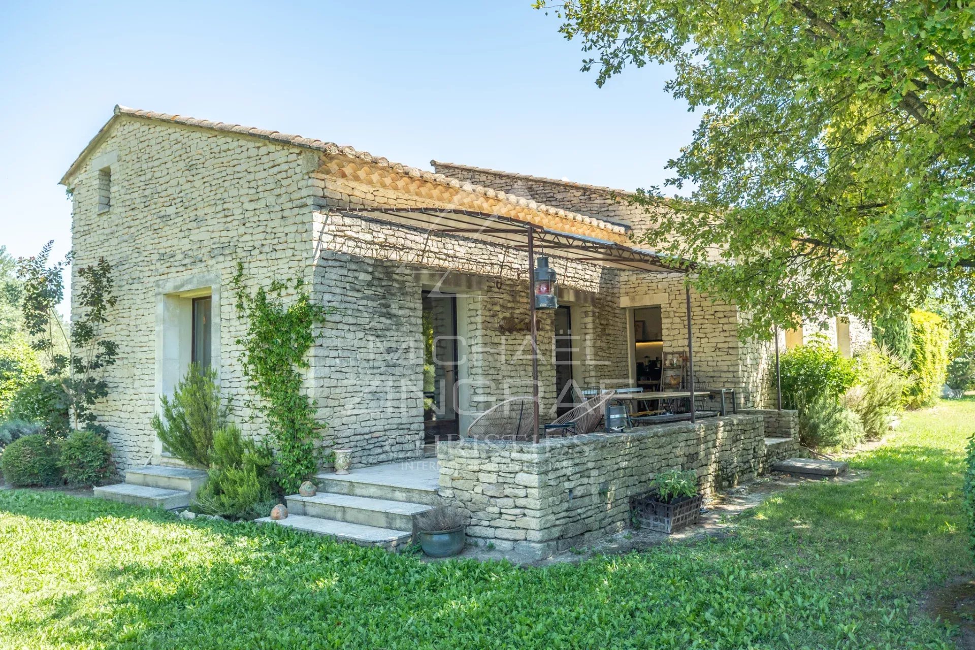 Gordes - Superbe villa en pierres avec vues sur un terrain constructible.