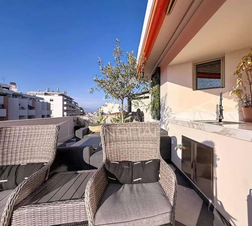 Juan-les-Pins – Außergewöhnliche Wohnung im obersten Stockwerk, großzügige Räume, Sonne und Meerblick