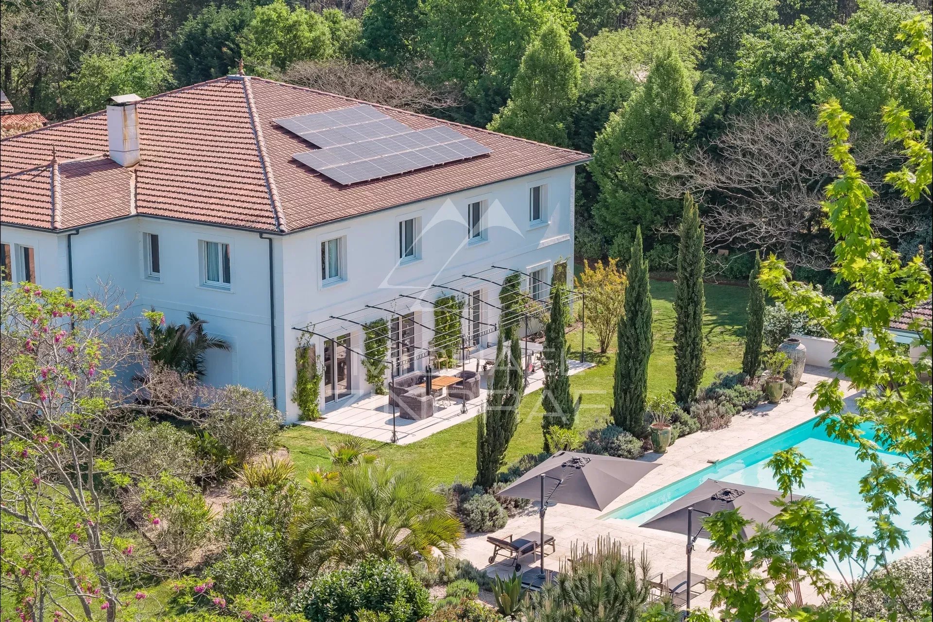 n Mimizan, on the edge of the forest, a unique property