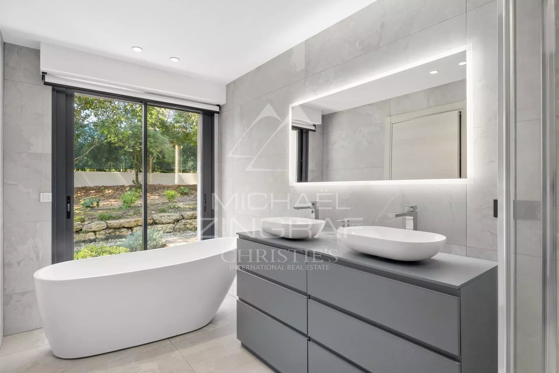 Mougins – Renovated family villa in a secluded estate
