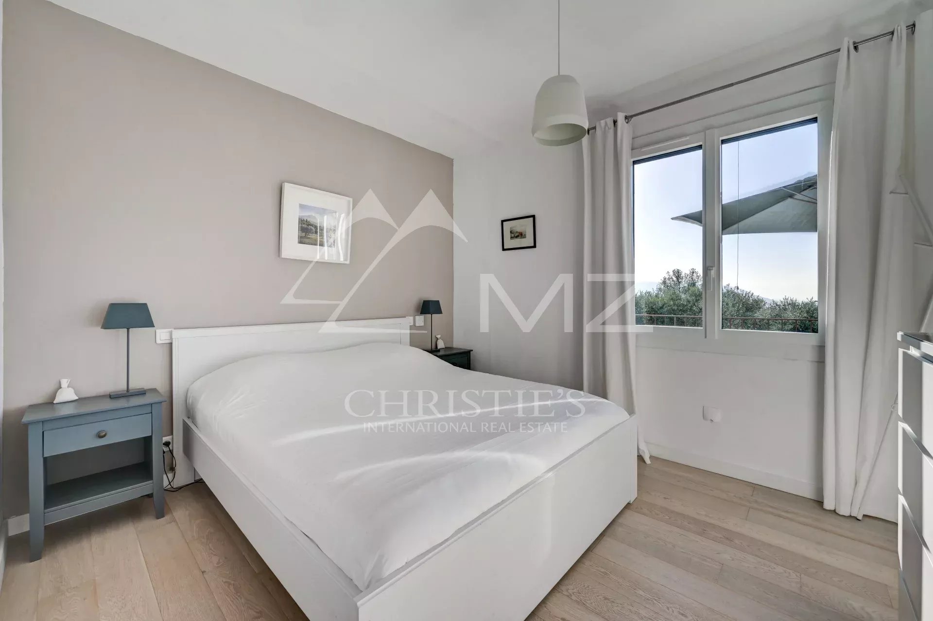 Gordes – Elegantes Steinhaus mit Pool und Panoramablick