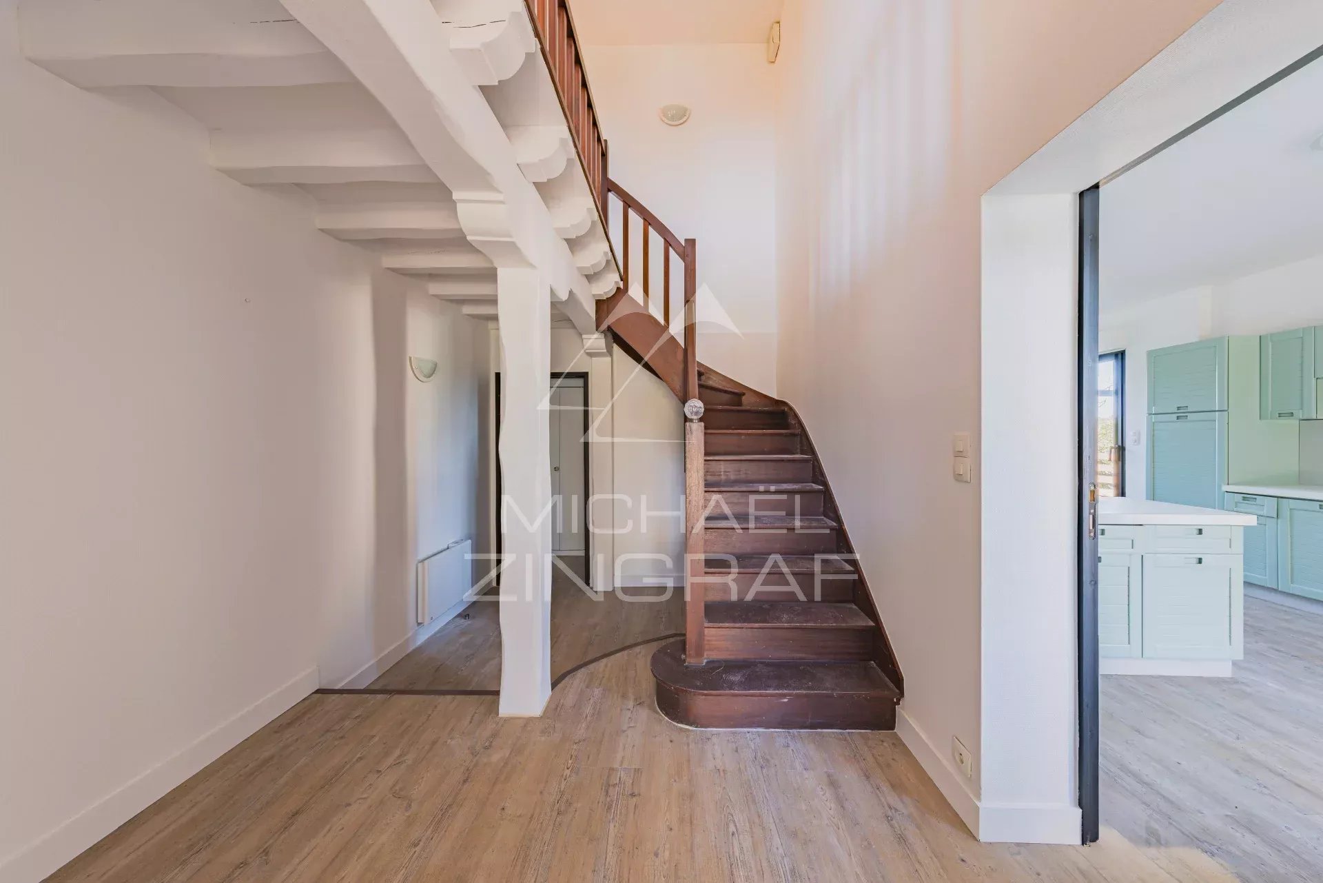 Une villa d'architecte dans un décor authentique au Port de la Hume