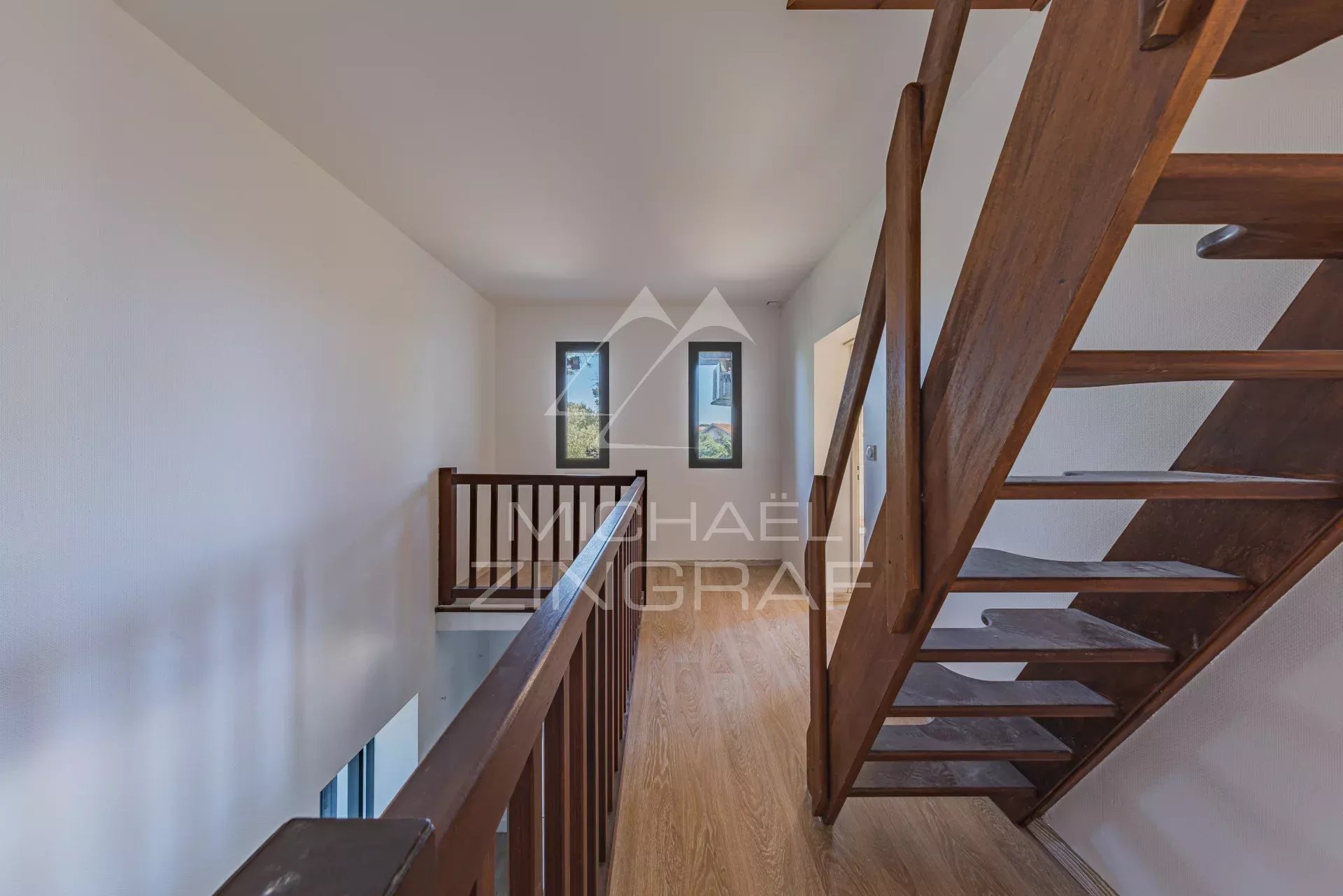 Une villa d'architecte dans un décor authentique au Port de la Hume