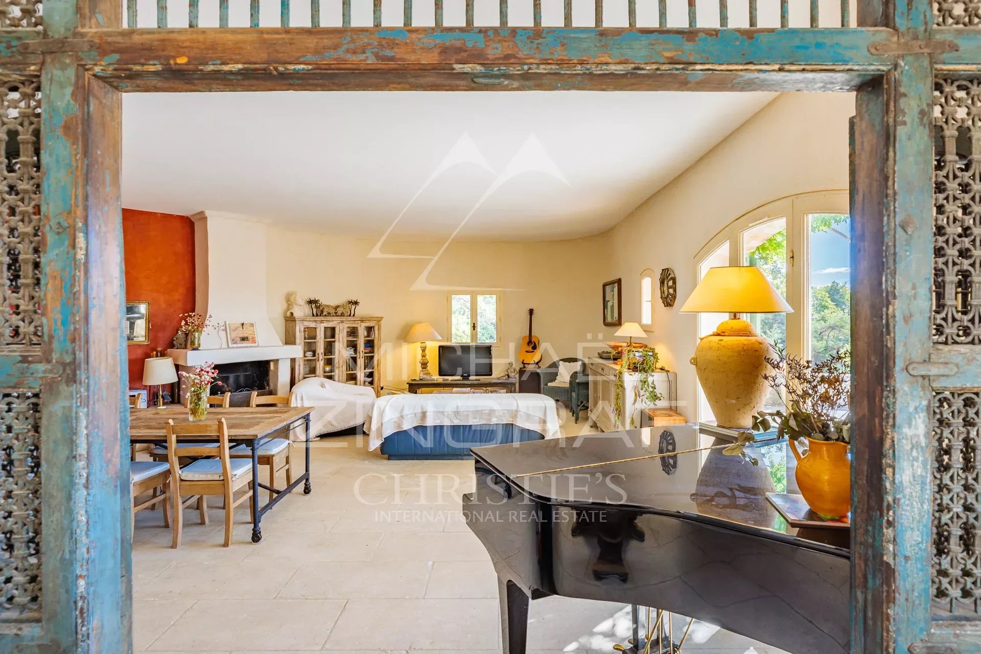 Superb property with  fantastic view of the Luberon