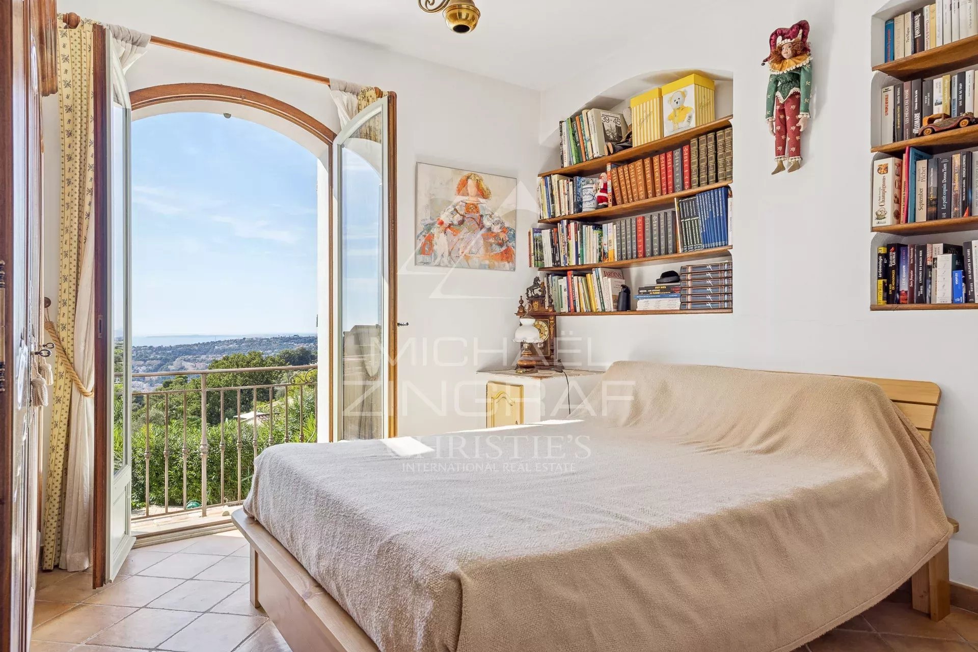 NICE GAIRAUT – PROPRIETE AVEC PISCINE BENEFICIANT D’UNE VUE MER PANORAMIQUE