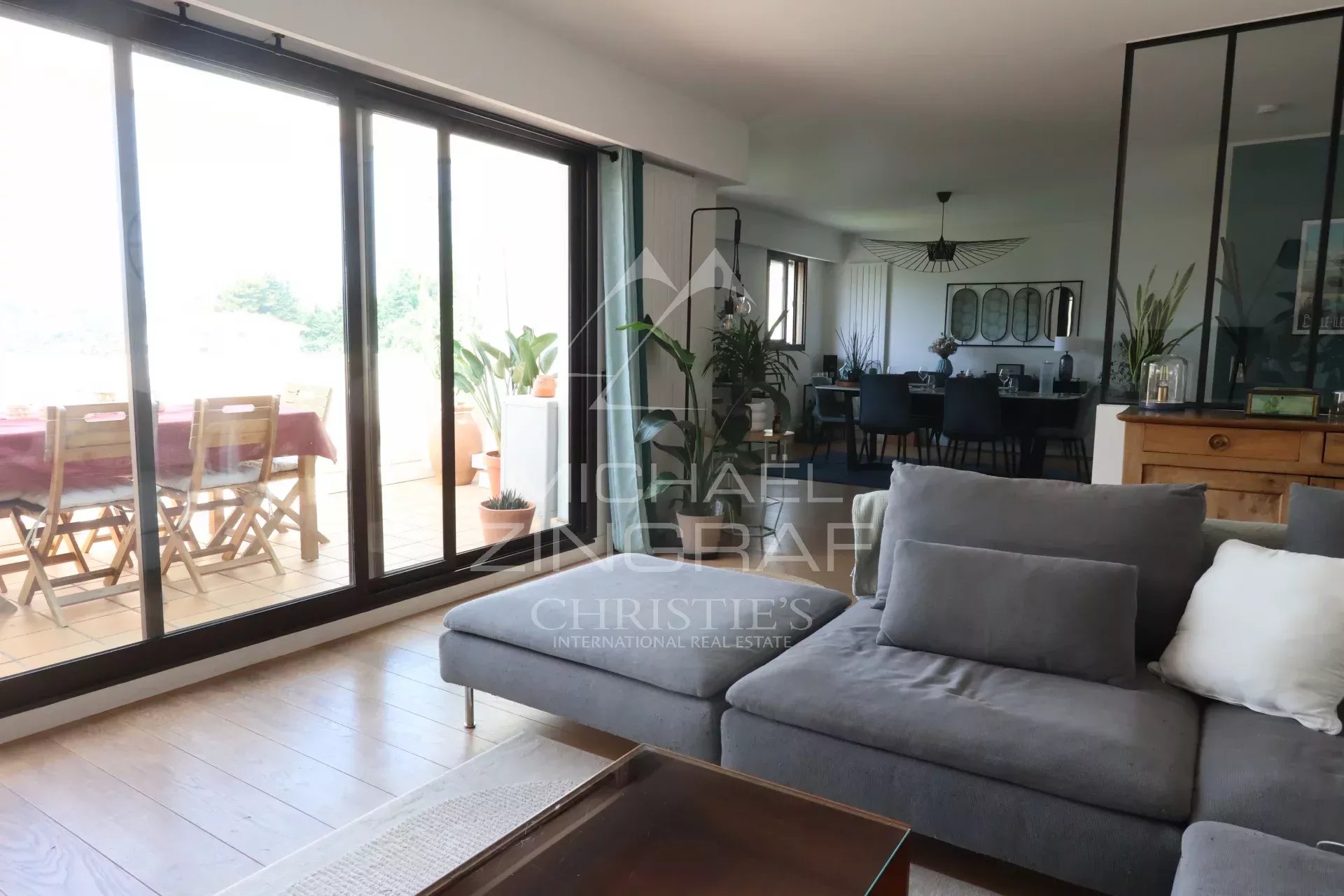 Dernier Étage Antibes – Appartement 4 Pièces avec Vue d’Exception et Prestations de Luxe