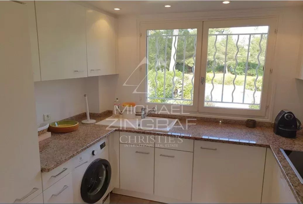 Cap d’Antibes – Élégant appartement vue dégagée échappée mer au cœur d’un parc privé