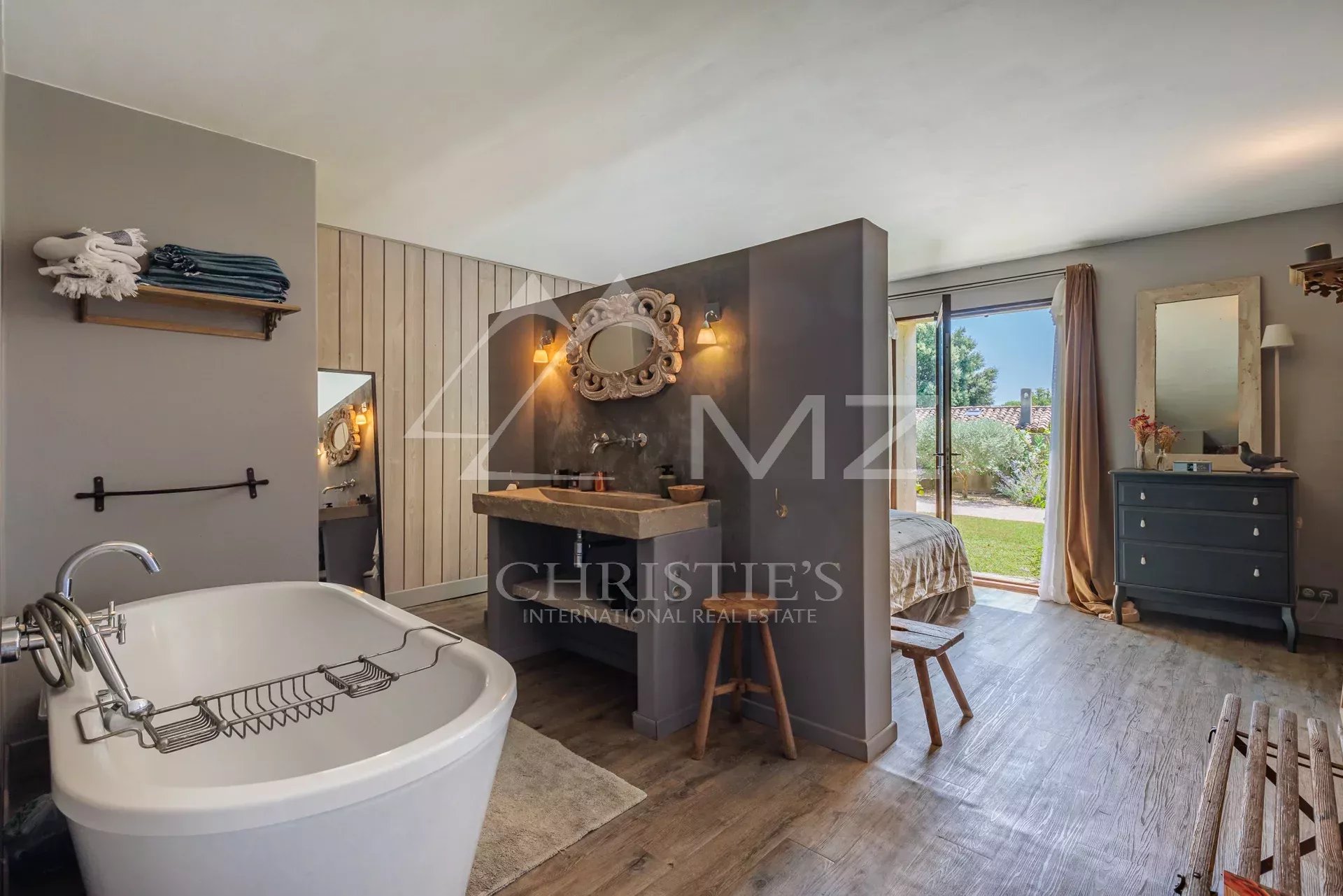 Gordes - Superbe villa en pierres avec vues sur un terrain constructible.