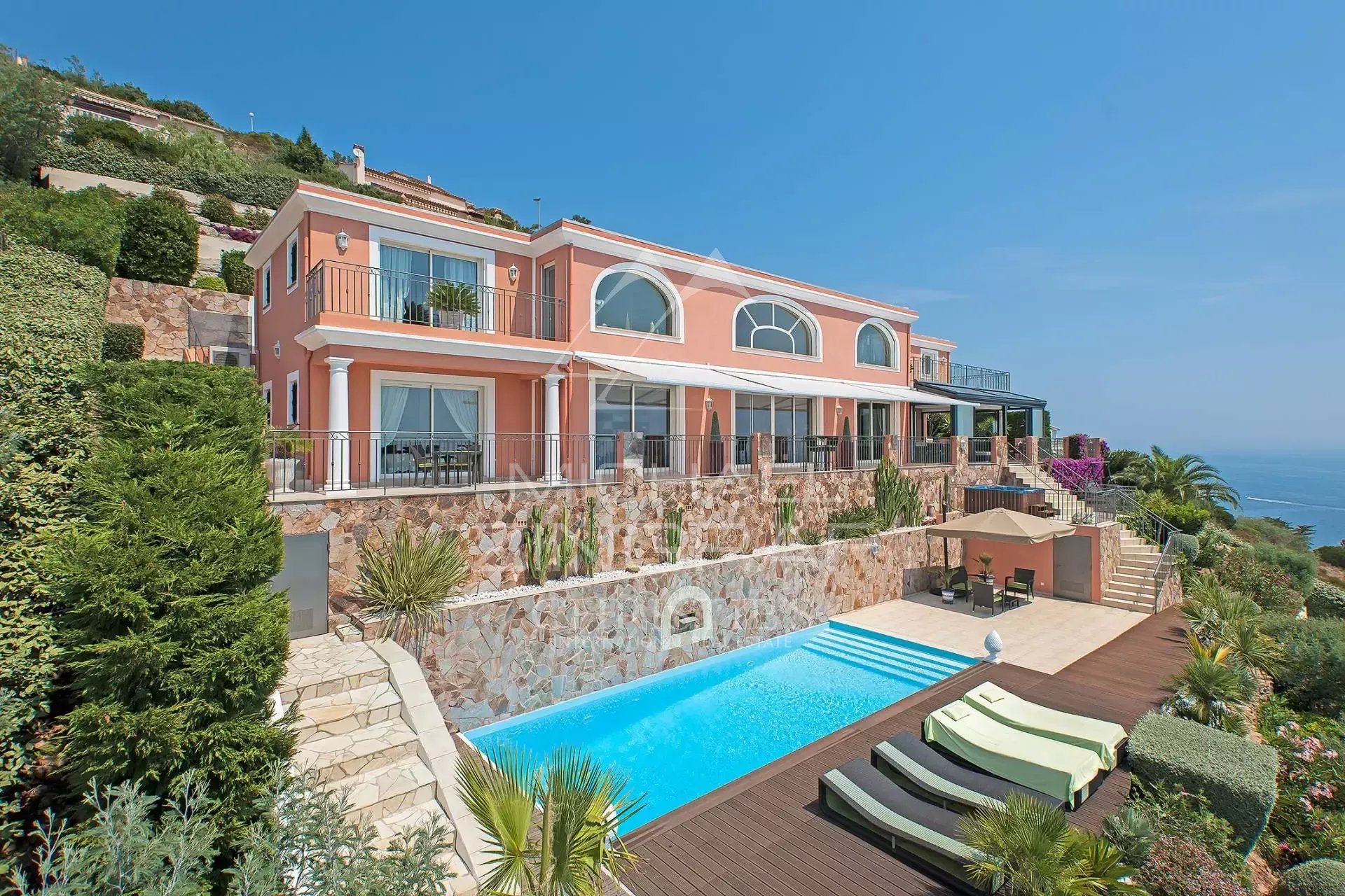 EXKLUSIV IM GEMEINSCHAFTSAUFTRAG – VILLA MIT MEERBLICK ZWISCHEN SAINT-RAPHAËL UND CANNES