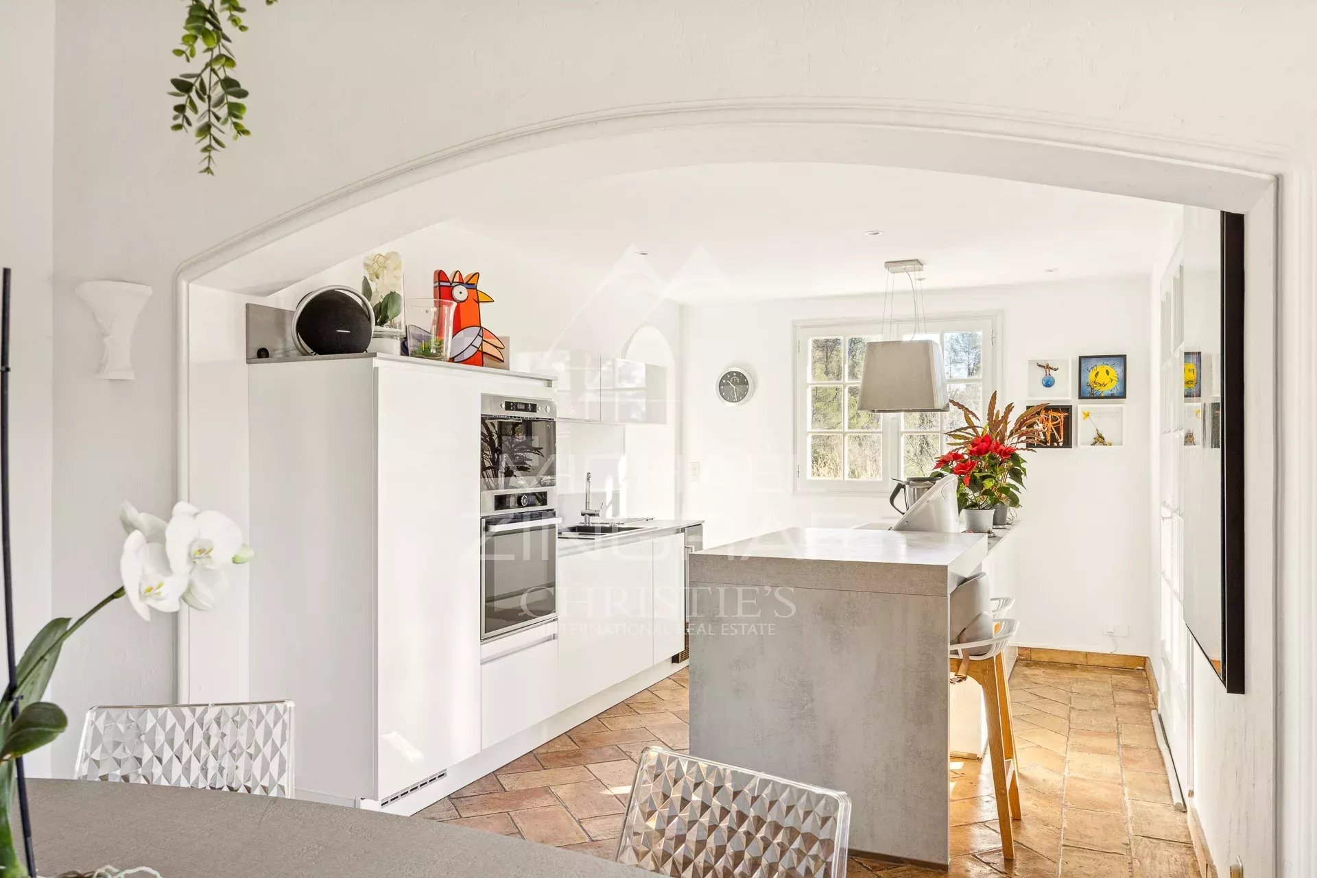 Charming Renovated Property with Guest Suites and Wellness Area