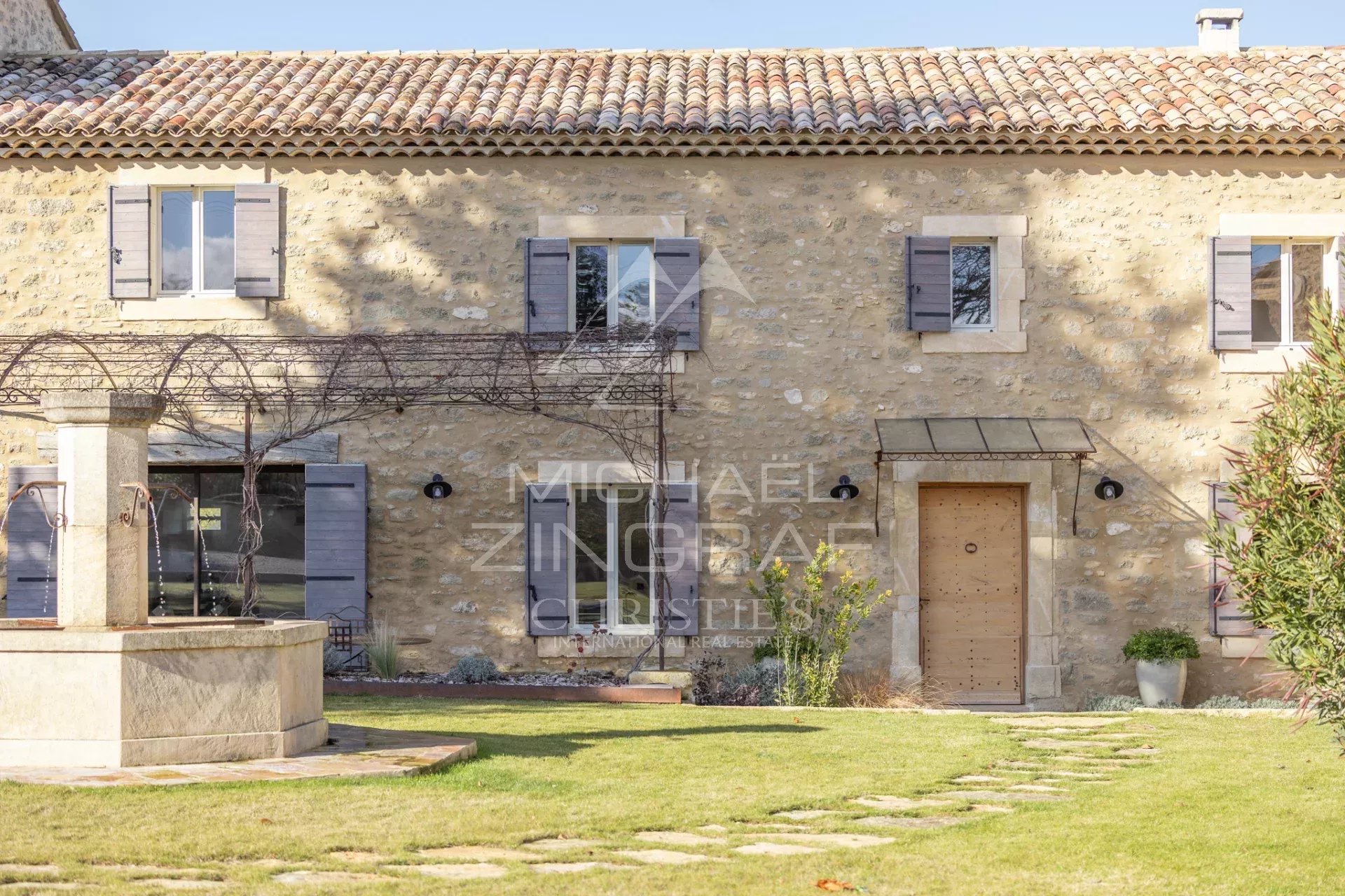 Außergewöhnliches, komplett renoviertes Landhaus auf einem 2,6 ha großen Grundstück mit Swimmingpool.