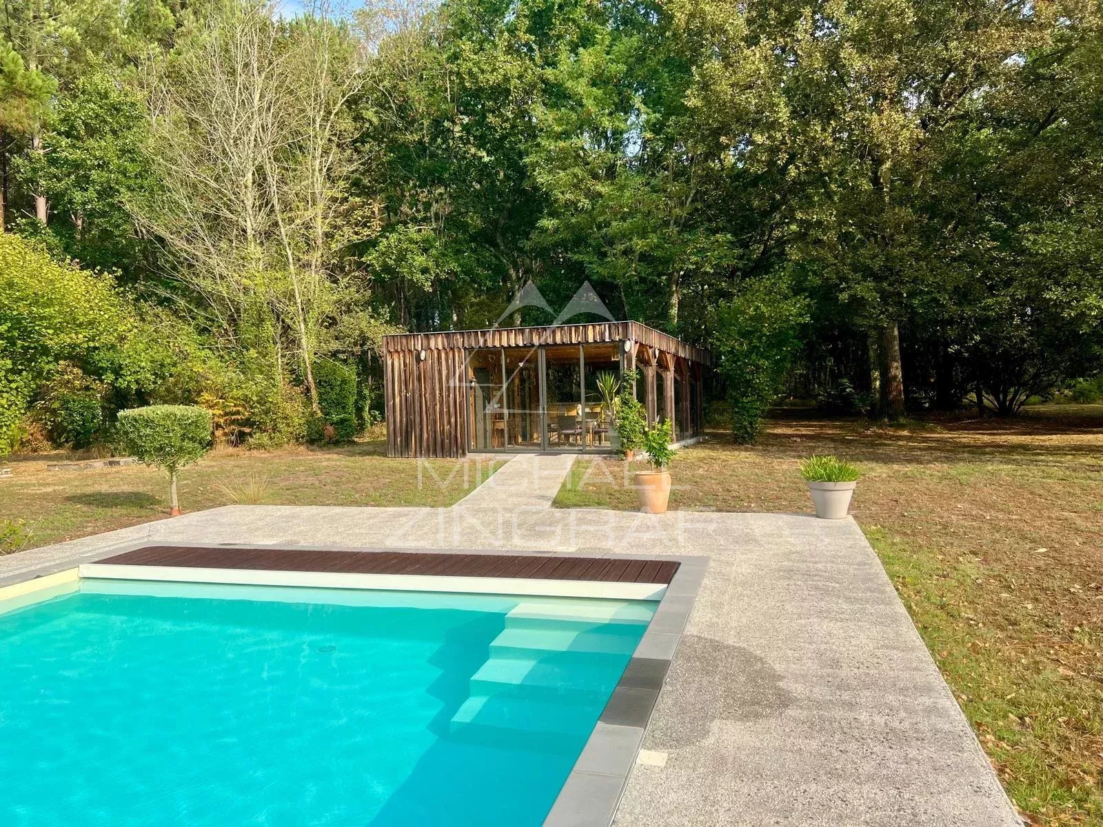 LAC DE SANGUINET - PROPRIÉTÉ SUR UN GRAND TERRAIN AVEC PISCINE