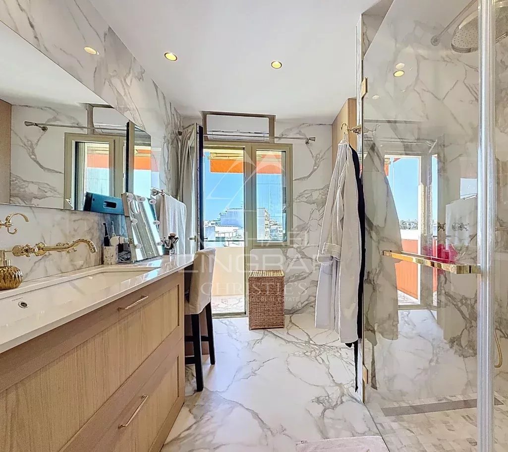 Juan-les-Pins – Außergewöhnliche Wohnung im obersten Stockwerk, großzügige Räume, Sonne und Meerblick