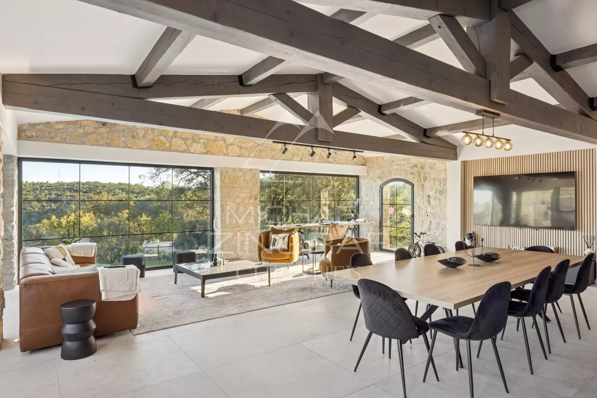 Découvrez cette Propriété d'Exception avec Piscine et Spa à Valbonne