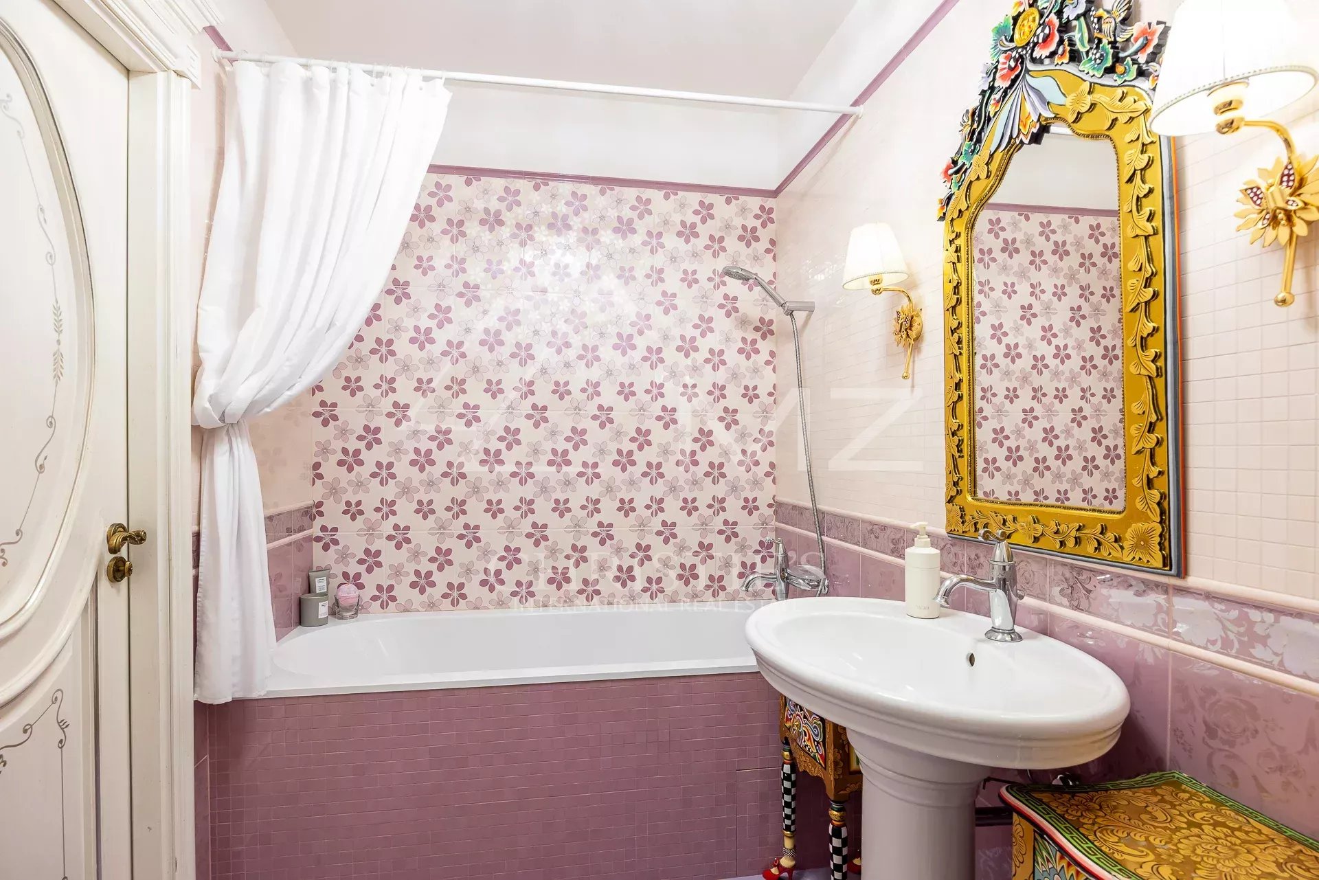 Hervorragende 4-Zimmer-Wohnung in einer prestigeträchtigen Residenz