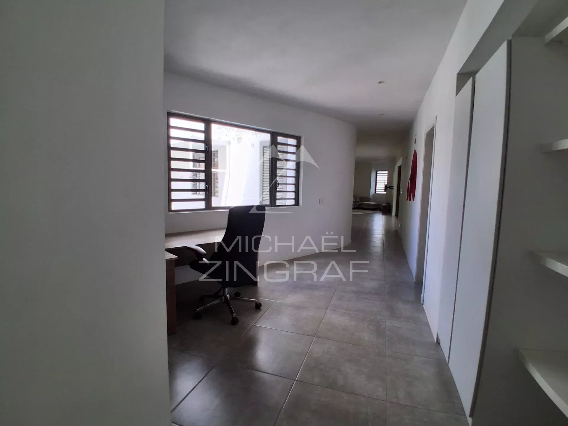 Villa familiale avec salle de sport, jardin arboré et piscine privée